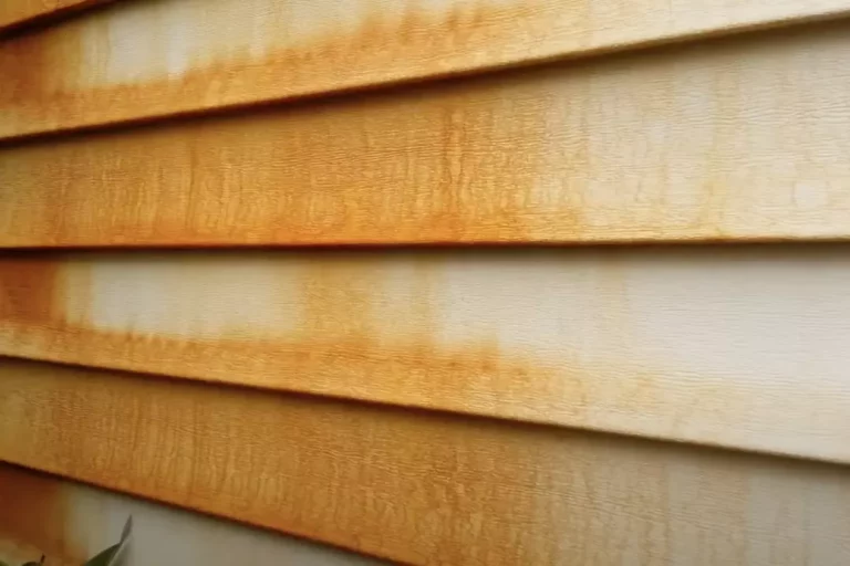 How to Remove Rust Stains From Vinyl Sidings